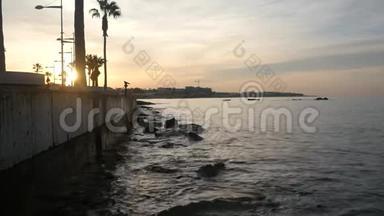 美丽的黎明在地中海一个小镇的海滨。 城市公共<strong>交通运输</strong>